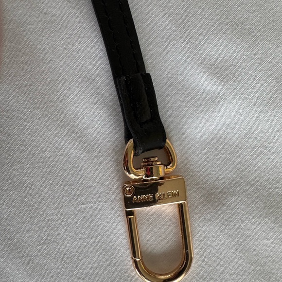 Anne Klein, vegan leather purse, black with cosmetic bag to attach or not NWOT - Picture 4 of 10